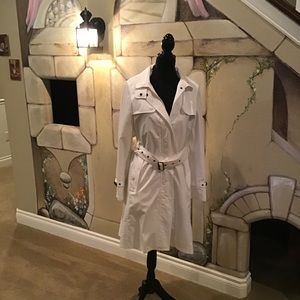 Tess Burberry trench coat in white